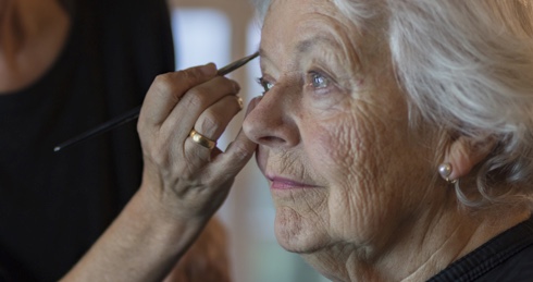 Oma Ursula wird für die Spätzle Strom Clips geschminkt