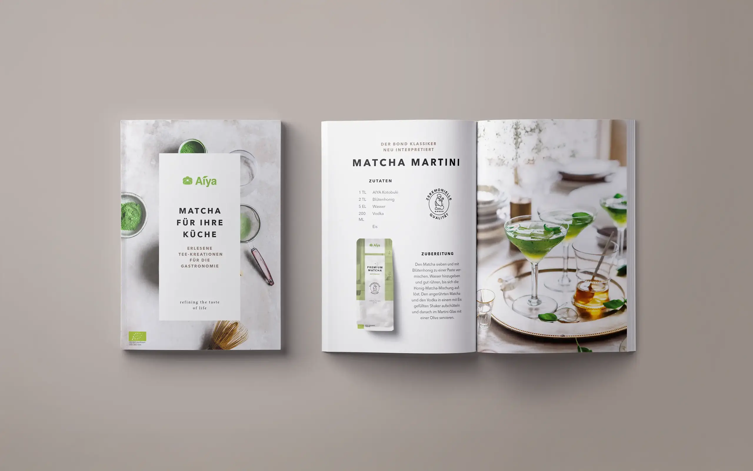 AIYA Matcha Kochbuch mit Matcha Martini Rezept und grüner Cocktail-Inszenierung