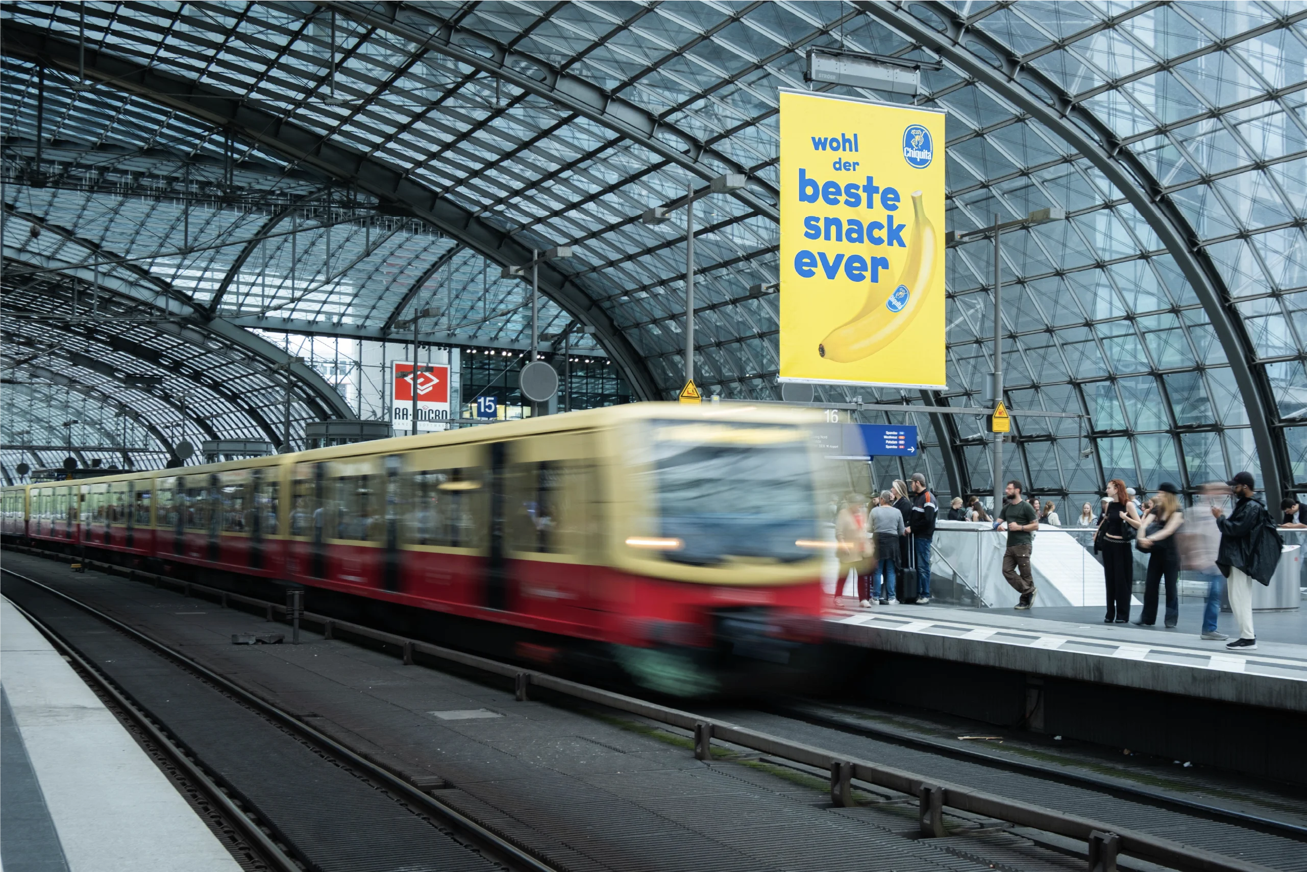 hejrockit-chiquita-kampagne-d02 Chiquita Multi-Channel Kampagne mit OOH-Banner „wohl der beste snack ever“ am Bahnhof