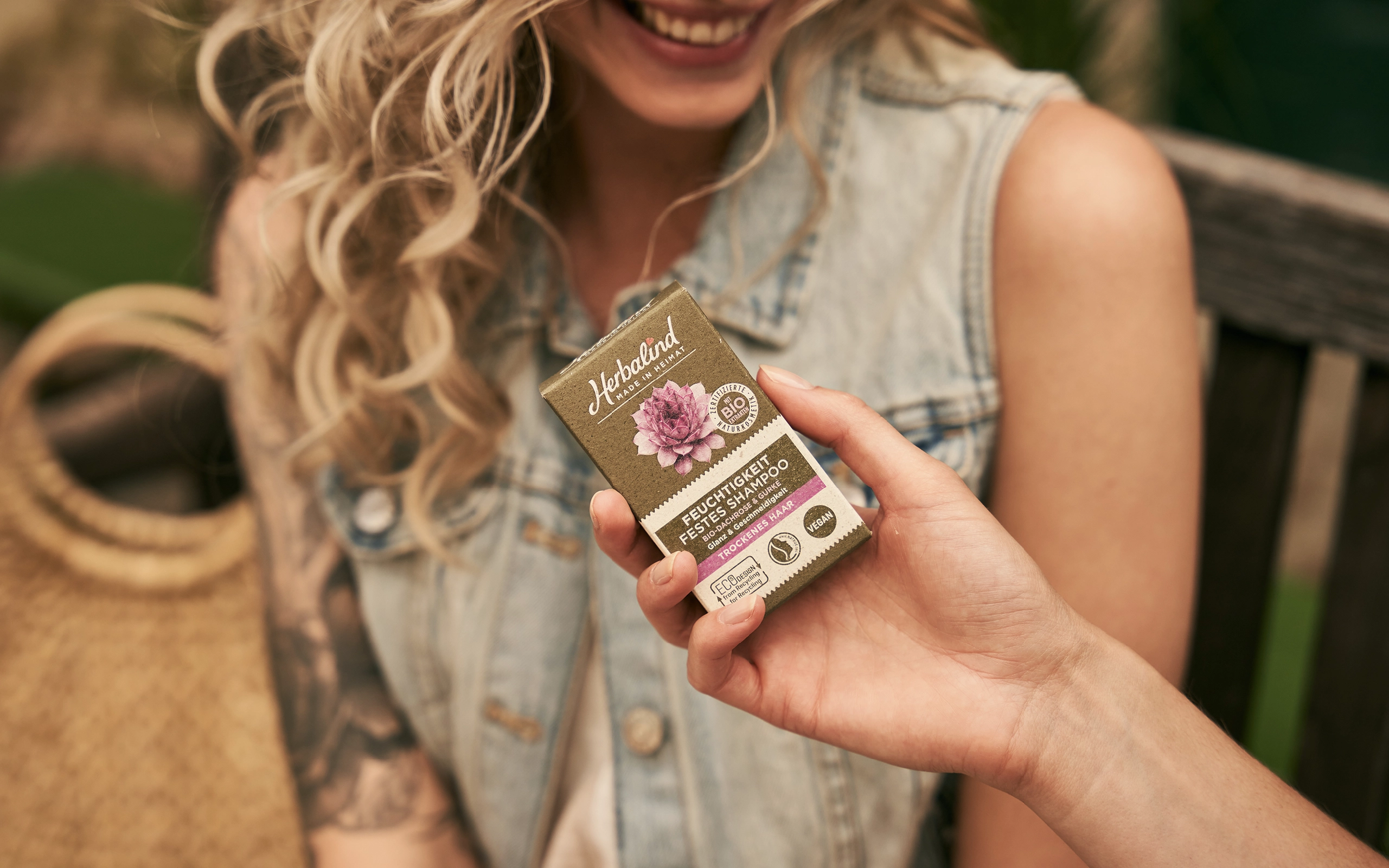 Herbalind Markenentwicklung mit Nahaufnahme eines festen Shampoos von Herbalind in der Hand
