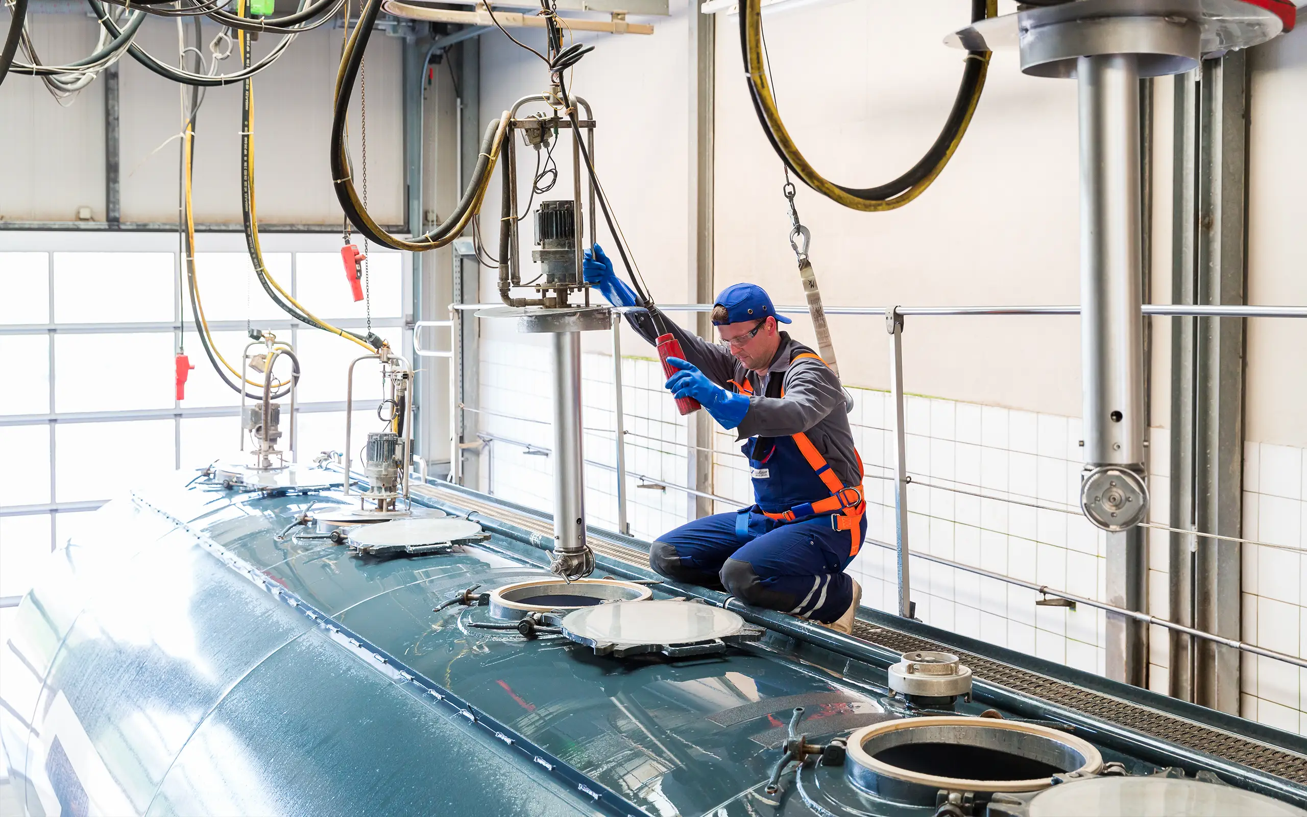 Seifert Logistics Mitarbeiter bei der Arbeit an einem Tankfahrzeug